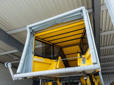 Klagenfurt, Avusturya - 25 Eylül 2025: Havaalanı biniş köprüsü etkin yolcu alımı ve modern seyahat kolaylığı için tasarlanmış canlı sarı bir yapıya sahiptir.