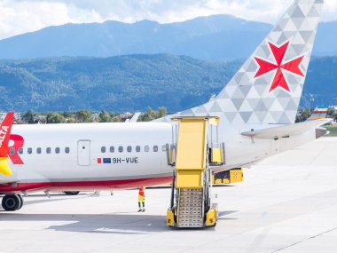 Klagenfurt, Avusturya - 25 Eylül 2025: Air Malta 9H-VUE uçağı havaalanında konuşlandırıldı.