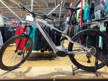 Villach, Avusturya - 17 Eylül 2025: Şık tasarımı ve gelişmiş teknolojisini ön plana çıkaran elektrikli dağ bisikleti perakende satış ortamında ön plana çıktı