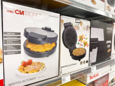 Villach, Avusturya - 17 Eylül 2025: C4Tronic waffle makinesi diğer mutfak aletleri ve waffle seçenekleriyle birlikte perakende satış rafında yer alıyor