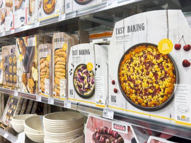 Villach, Avusturya - 17 Eylül 2025: Pişirme ürünleri süpermarket raflarında renklendirici ambalajlar ve çeşitli bahar şekilli tavalar ile düzenli olarak düzenlenmektedir