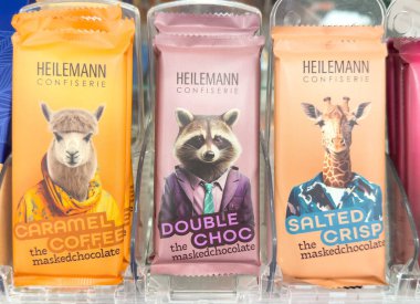 Villach, Avusturya - 17 Eylül 2025: Canlı ambalajlı, Heilemann Şekerlemeleri 'nin yaratıcı tasarımı ve tatlarını vurgulayan hayvan karakterli tuhaf çikolatalar