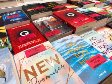 Villach, Avusturya - 17 Eylül 2025: Okuyucular için popüler başlıklar ve göz alıcı tasarımlar içeren canlı kitap kapakları sergileniyor