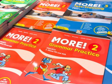 Villach, Avusturya - 17 Eylül 2025: Yığılmış eğitim kitapları İngilizce dil bilgisi uygulaması için interaktif öğrenim için tasarlanmış renkli kapaklar içeriyor