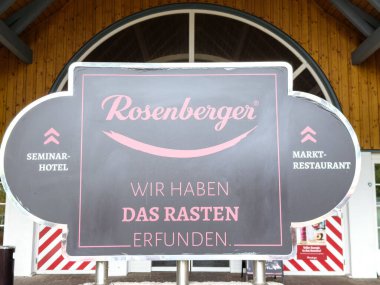 Villach, Avusturya - 17 Eylül 2025: Rosenberger tabelası restoranın ve seminer otelinin hoş geldin atmosferini vurguluyor, konukları konaklamalarının keyfini çıkarmaya davet ediyor