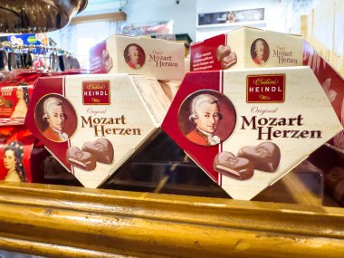 Villach, Avusturya - 17 Eylül 2025: Heindl Mozart Herzen çikolata kutuları bir dükkanda güzelce düzenlenmiştir, eşsiz tasarımları ve lezzetli lezzetlerinin altını çizmiştir.