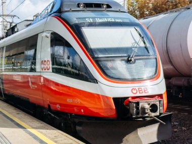 Villach, Avusturya - 17 Eylül 2025 OBB treni çarpıcı bir tasarımla konuşlandı, yolcuları bir sonraki maceralarına davet ediyor.
