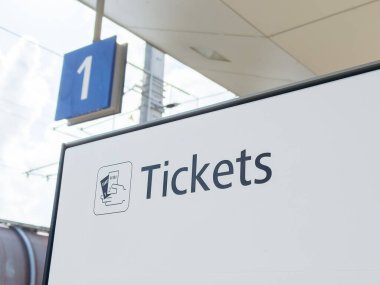 Villach, Avusturya - 17 Eylül 2025: Tren istasyonu birinci peronunda modern tasarım ve yolcuların erişilebilirliğini gösteren biletlerin sergilendiği imza