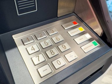 Aktarım etkileşimi için düğmeleri ve ekranı olan Atm tuş takımı.