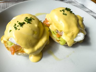 Füme somon ve avokado ile nefis yumurtalı Benedict..