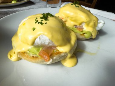 Hollandaise soslu nefis yumurtalı benedict ve İngiliz çöreğinin üstüne avokado..