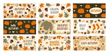 Meşe, akçaağaç yaprakları, yaban mersini, meşe palamudu, balkabağı sebzeleri, kalın örülü giysiler ve kaligrafi vektör çizimleri ile süslenmiş sonbahar başlık afişleri.