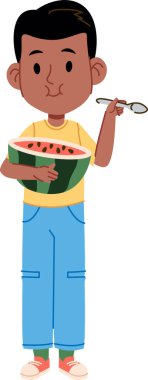 Genç bir çocuk elinde karpuz ve kaşıkla neşeli bir çizgi film tarzında duruyor. Çocuk renkli bir kıyafet giyerken bir dilim meyvenin tadını çıkarıyor. Çizgi film vektör illüstrasyonu.