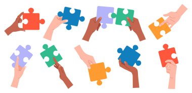 Yapboz parçalarını tutan insan elleri ortaklık gösteriyor, beyin fırtınası yapıyor ve beyaz arka planda izole edilmiş planlar yapıyor. Sorun çözümü araması, iş stratejisi oluşturma vektör illüstrasyonu