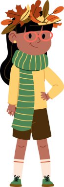 Gözlüklü bir kız çizgi film tarzında yaprak taç ve çizgili bir eşarp takıyor. Elleri kalçasında, güz kıyafetleri içinde kendine güvenle duruyor. Çizgi film vektör illüstrasyonu.