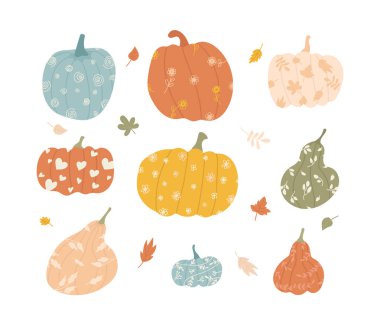 Çiçek ve yaprak desenleriyle süslenmiş balkabakları eğlenceli bir çizgi film tarzında. Çeşitli şekiller ve tasarımlar şenlikli bir sonbahar teması yaratır. Çizgi film vektör illüstrasyonu.