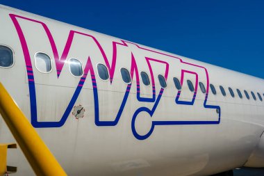 France, Nice, 03.04.2025 WizzAir logosu. Ucuz uçuşlar, düşük maliyetli havayolları, son dakika teklifleri. Yüksek kalite fotoğraf