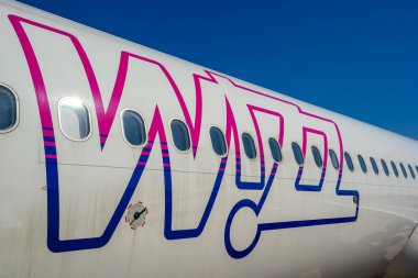 France, Nice, 03.04.2025 WizzAir logosu. Ucuz uçuşlar, düşük maliyetli havayolları, son dakika teklifleri. Yüksek kalite fotoğraf