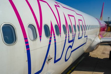 France, Nice, 03.04.2025 WizzAir logosu. Ucuz uçuşlar, düşük maliyetli havayolları, son dakika teklifleri. Yüksek kalite fotoğraf