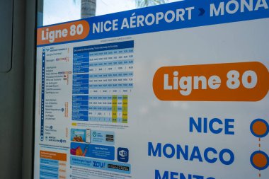 Nice, Fransa, 05.04.2025: Nice Havaalanı 'ndaki otobüs durağında otobüs tarifesi. 80. hat. Yüksek kalite fotoğraf