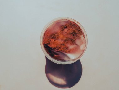 Bir bardak plastik kalıpta küf. Tehlikeli çocuklar için oyuncaklar. Tehlikeli güzellik Yüksek kalite fotoğraf