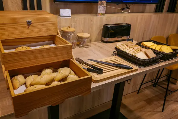 - Otelde kahvaltı. Tatilde. Kekler ve tatlılar dağıtıma. Yüksek kalite fotoğraf