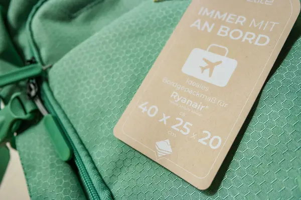 Brno, Çek Cumhuriyeti, 31.03.2025: Ryanair 'den kalkan uçakta sırt çantası. Bagaj boyutlarını düzeltin. Bütçe Seyahati, Bütçe Havayolları, Aile Seyahati, Ucuz Uçuşlar. Travelite. Yüksek kalite fotoğraf