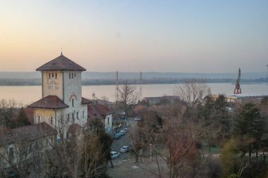Romanya 'da bir otelin penceresinden Tuna Nehri' nin manzarası. Drobeta turnu severin. Yüksek kalite fotoğraf