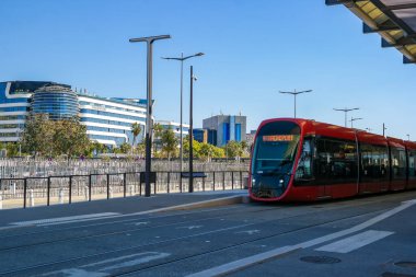 France, Nice, 05.04.2025: Kırmızı tramvay şehir merkezinden havaalanına gider. Fransa 'da toplu taşıma. Yüksek kalite fotoğraf