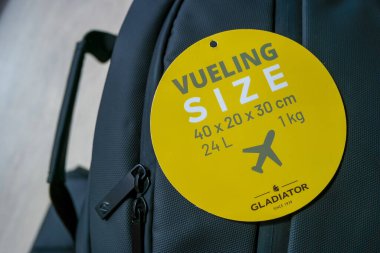 Brno, Çek Cumhuriyeti, 31.03.2025: Wizzair uçağında sırt çantası. Bagaj boyutlarını düzeltin. Gladyatör. Bütçe Seyahati, Bütçe Havayolları, Aile Seyahati, Ucuz Uçuşlar. Yüksek kalite fotoğraf