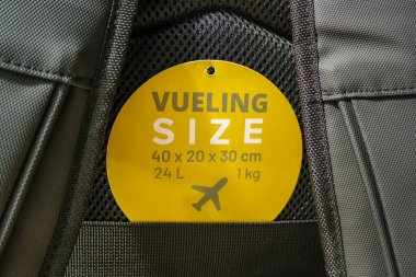 Uçaktaki bavulların standart büyüklüğü. Bütçe seyahati, düşük maliyetli havayolu, aile gezisi. Yüksek kalite 4k görüntü