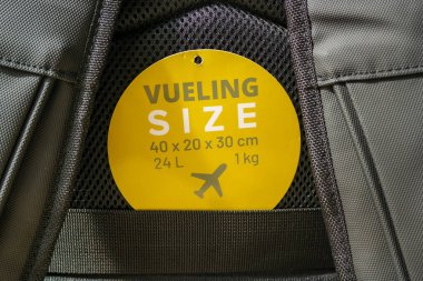 Uçaktaki bavulların standart büyüklüğü. Bütçe seyahati, düşük maliyetli havayolu, aile gezisi. Yüksek kalite 4k görüntü