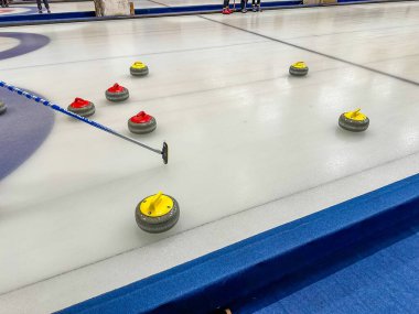 Beyaz buza kıvrılmak için granit taşlar. Kış sporu, takım oyunu. Curling Kulübü. 4K video. Brno, Avrupa. Yüksek kalite 4k görüntü