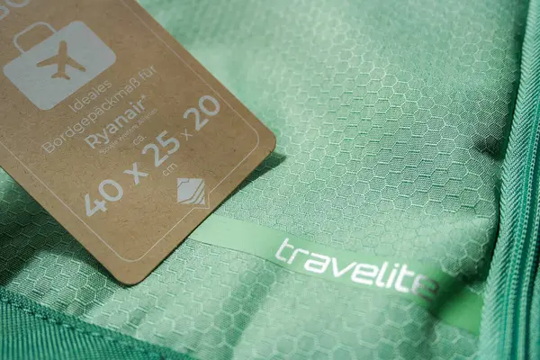 Brno, Çek Cumhuriyeti, 31.03.2025: Ryanair 'den kalkan uçakta sırt çantası. Bagaj boyutlarını düzeltin. Bütçe Seyahati, Bütçe Havayolları, Aile Seyahati, Ucuz Uçuşlar. Travelite. Yüksek kalite fotoğraf