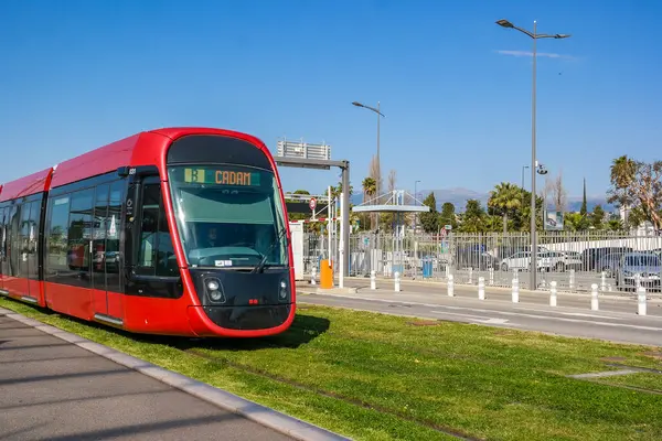 France, Nice, 05.04.2025: 3 numaralı kırmızı tramvay havaalanından şehir merkezine gidiyor. Fransa 'da toplu taşıma. Yüksek kalite fotoğraf