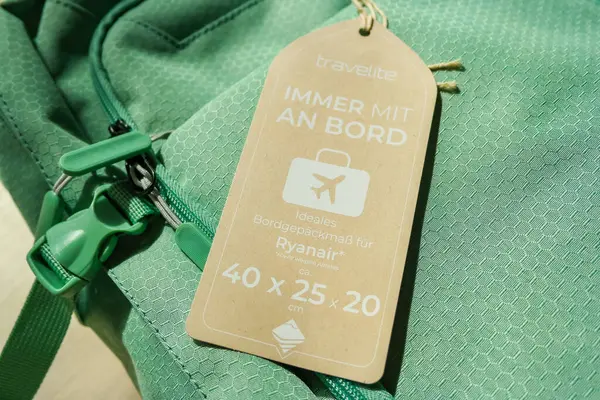 Brno, Çek Cumhuriyeti, 31.03.2025: Ryanair 'den kalkan uçakta sırt çantası. Bagaj boyutlarını düzeltin. Bütçe Seyahati, Bütçe Havayolları, Aile Seyahati, Ucuz Uçuşlar. Travelite. Yüksek kalite fotoğraf