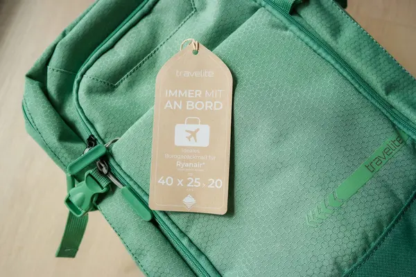 Brno, Çek Cumhuriyeti, 31.03.2025: Ryanair 'den kalkan uçakta sırt çantası. Bagaj boyutlarını düzeltin. Bütçe Seyahati, Bütçe Havayolları, Aile Seyahati, Ucuz Uçuşlar. Travelite. Yüksek kalite fotoğraf