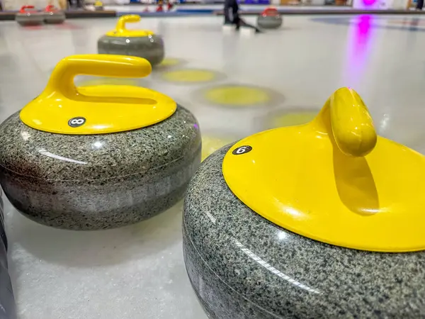 Sarı saplı üç kıvrımlı kaya buz pistinde. Brno, Avrupa 'daki yarışmalar. Yüksek kalite fotoğraf