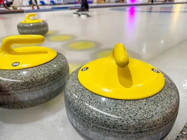 Sarı saplı üç kıvrımlı kaya buz pistinde. Brno, Avrupa 'daki yarışmalar. Yüksek kalite fotoğraf