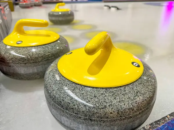 Sarı saplı üç kıvrımlı kaya buz pistinde. Brno, Avrupa 'daki yarışmalar. Yüksek kalite fotoğraf