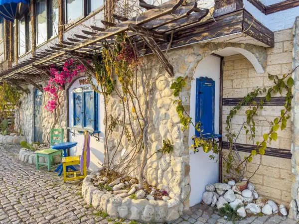 Evin önünde çeşitli renklerde sandalyelerle çevrili bir konut binasının tuğla faşatı. Yüksek kalite fotoğraf