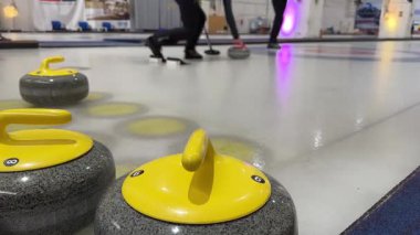 Beyaz buza kıvrılmak için granit taşlar. Kış sporu, takım oyunu. Curling Kulübü. 4K video. Brno, Avrupa. Yüksek kalite 4k görüntü