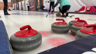 Beyaz buza kıvrılmak için granit taşlar. Kış sporu, takım oyunu. Curling Kulübü. 4K video. Brno, Avrupa. Yüksek kalite 4k görüntü