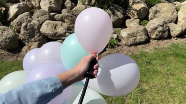 El pompasıyla çocuklar için pembe balon şişiren bir kız. Balon kemeri, yaz doğum günü. Yüksek kalite 4k görüntü
