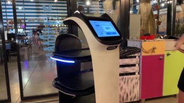 Burgaz, Bulgaristan - 9 Ağustos 2024: kedi suratlı otomatikman zeki bir robot yiyecek getirdi ve geri dönmesi emredildi. Yemek servisi için, akıllı android robot müşteri hizmetleri ve hizmetleri için. Yüksek kalite 4k görüntü