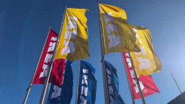 Brno, Çek Cumhuriyeti - 16 Mart 2025: Gökyüzünde dalgalanan renkli IKEA bayrakları. - Evet. Yüksek kalite 4k görüntü