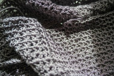 Güneşte örülmüş gri tuval, yakın plan. Örgü örmek için pamuk ipliği. Yüksek kalite fotoğraf