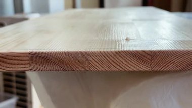 Ahşap tahtaların vernikli tedavisi. Tahtaya bir fırçayla cila sürüyorum. İnşaat, ahşap işleme, gebelik ve dış etkilerden korunma. Yüksek kalite 4k görüntü