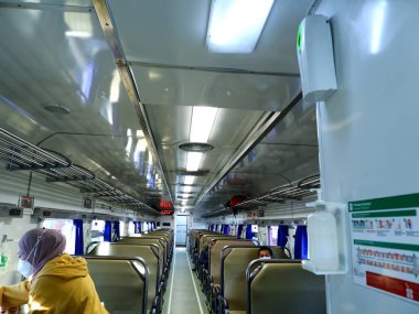 Jakarta, Endonezya - 22 Temmuz 2023: Cikuray Ekonomi Sınıfı Treni 'nin içindeki atmosfer 