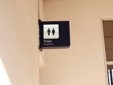 Çimento duvarında modern umumi tuvalet tabelası